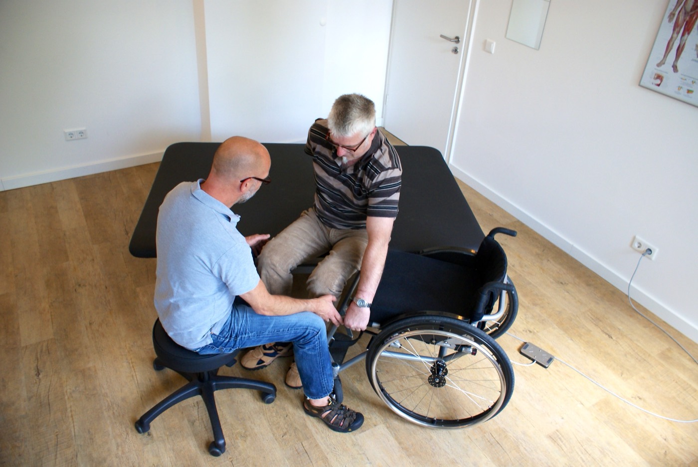 Praktisches Transfer- und Handling-Training mit Rollstuhl am Behandlungstisch